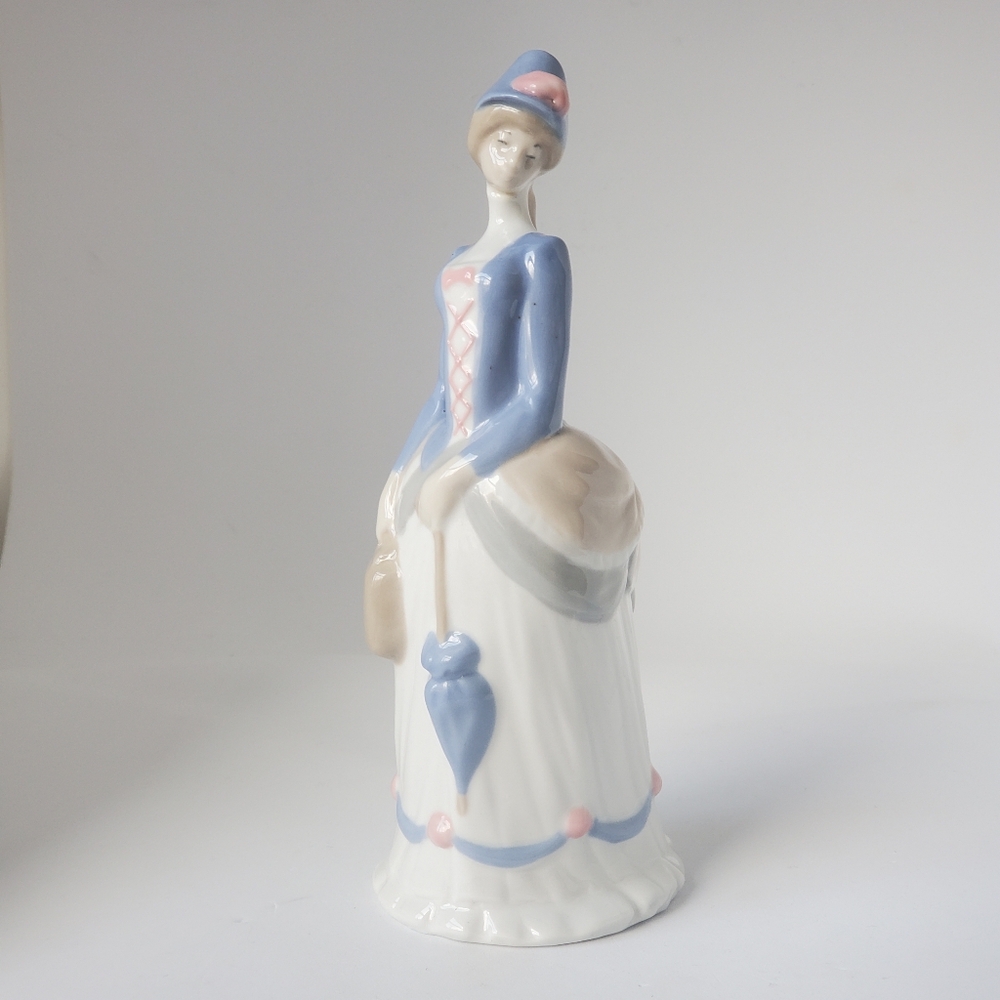 Avon First Lady Figurine Award 1976 Porcelain Presidents Club Member Vintage